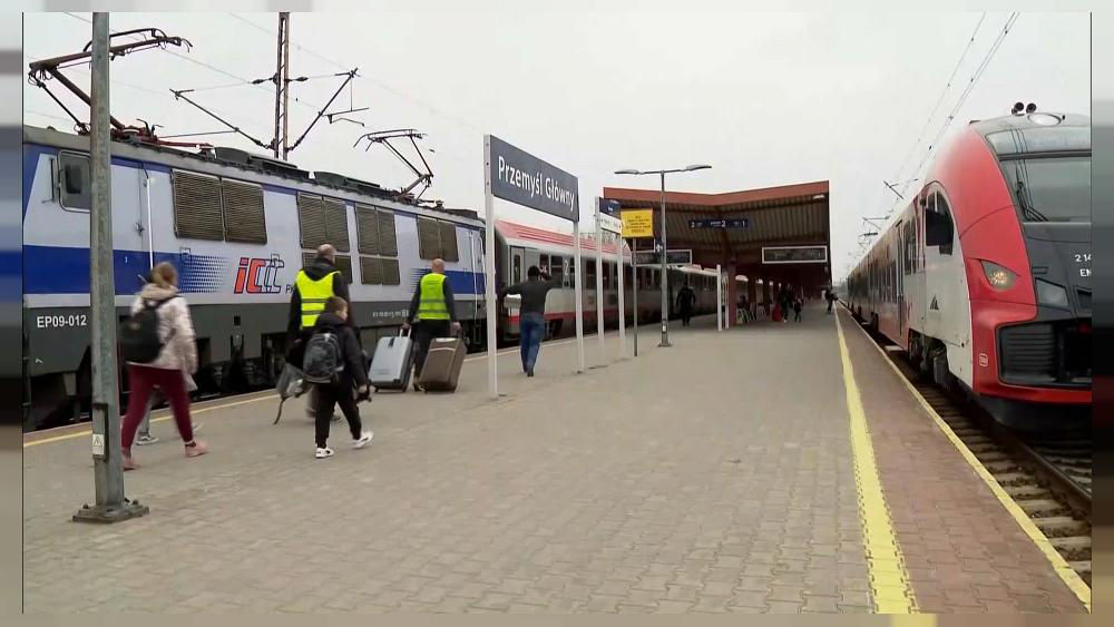 Украинские беженцы возвращаются в страну на пасхальные праздники.