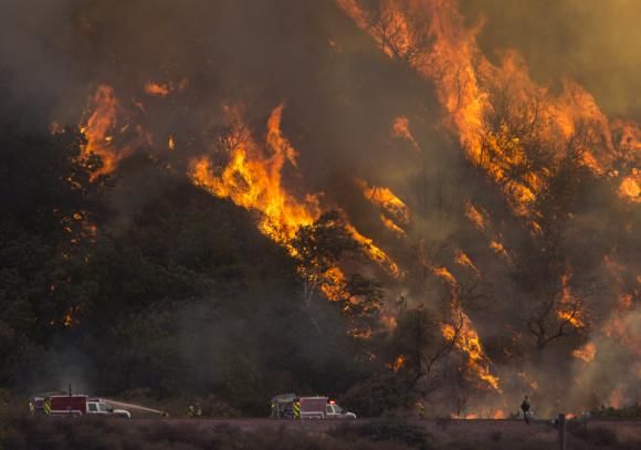 Pompierii californieni au trecut la măsuri extreme ca să combată incendiile devastatoare.