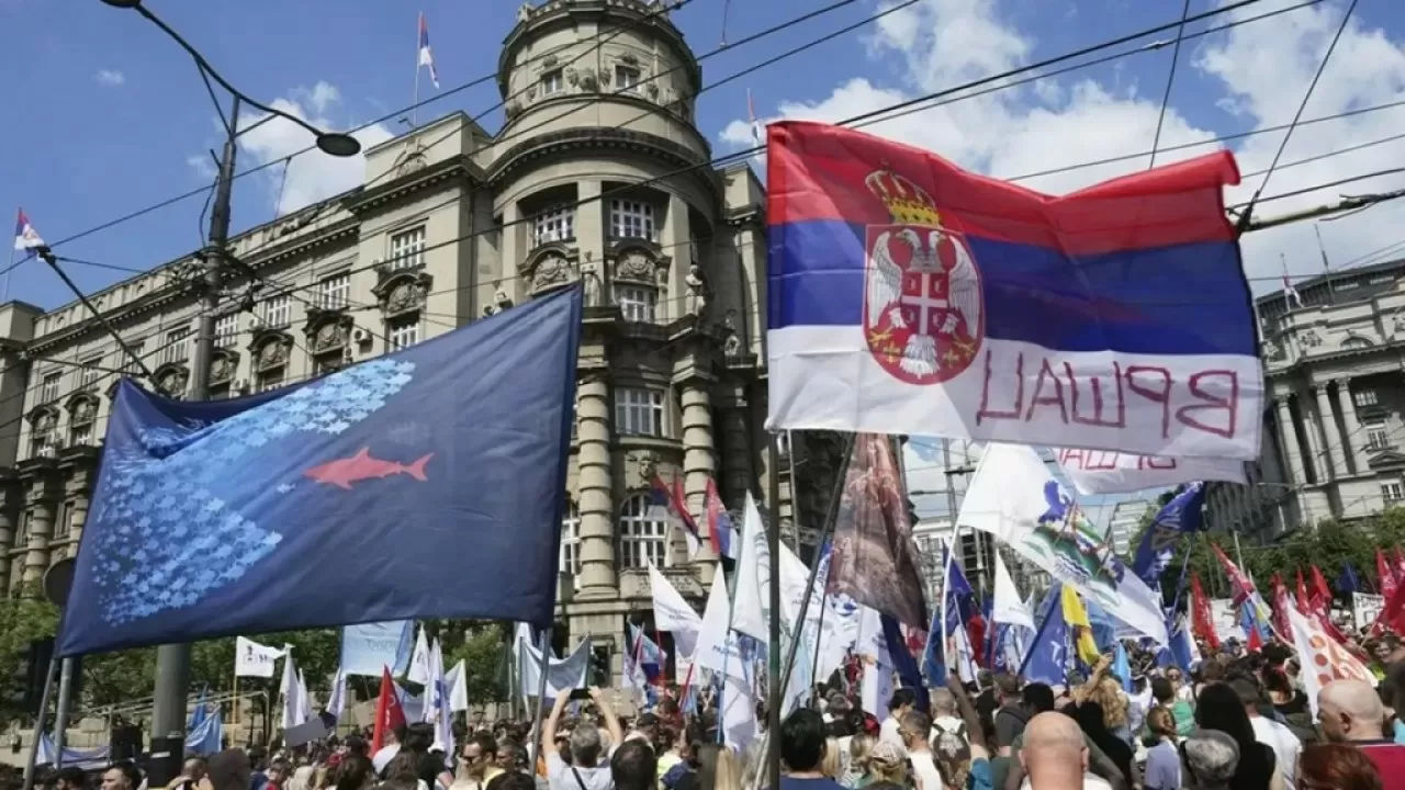 Протестующие в Сербии добиваются досрочных выборов.