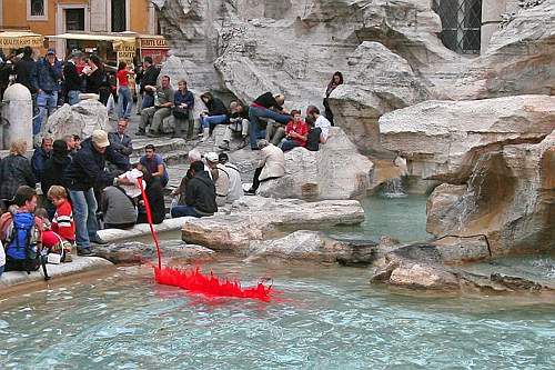 Apa fântânei Trevi din Roma a devenit roșie.