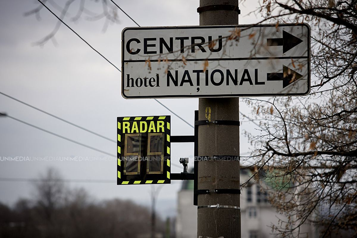 Monitorul indică limita de viteză admisă pe segmentul respectiv și arată viteza de deplasare a fiecărui automobil. Foto: unimedia.md