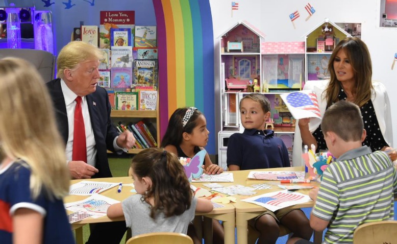 Трамп перепутал цвета американского флага в детской раскраске.