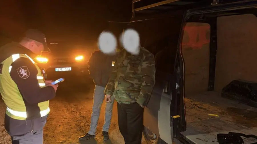 Trei braconieri, reținuți în Moldova: Au vânat ilegal un iepure.
