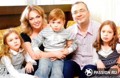 Compozitorul Konstantin Meladze divorțează de Iana Summ, cu care a locuit timp de 20 de ani.