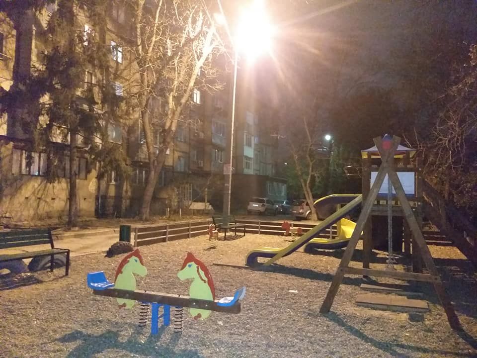 На детские площадки во дворах проведено освещение