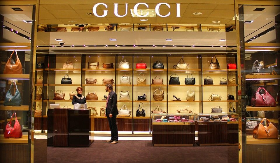 Французский конгломерат Kering, владелец бренда Gucci, задолжал налоговым структурам Италии 1,4 миллиарда евро. 
