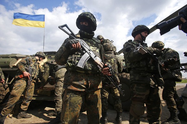 Потери украинской армии следующие: убито 1200-1300 человек, восемь вертолетов, 15 БТР, три орудия подбито.