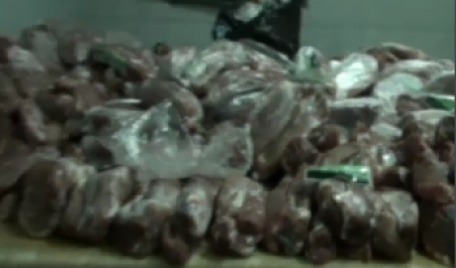 Peste şase tone de carne expirată încă din luna august, găsită în depozitul unei firme.