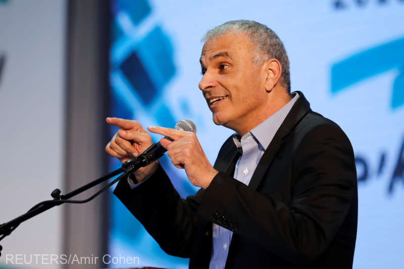 Ministrul israelian de finanţe discută cu premierul palestinian reluarea negocierilor de pace.