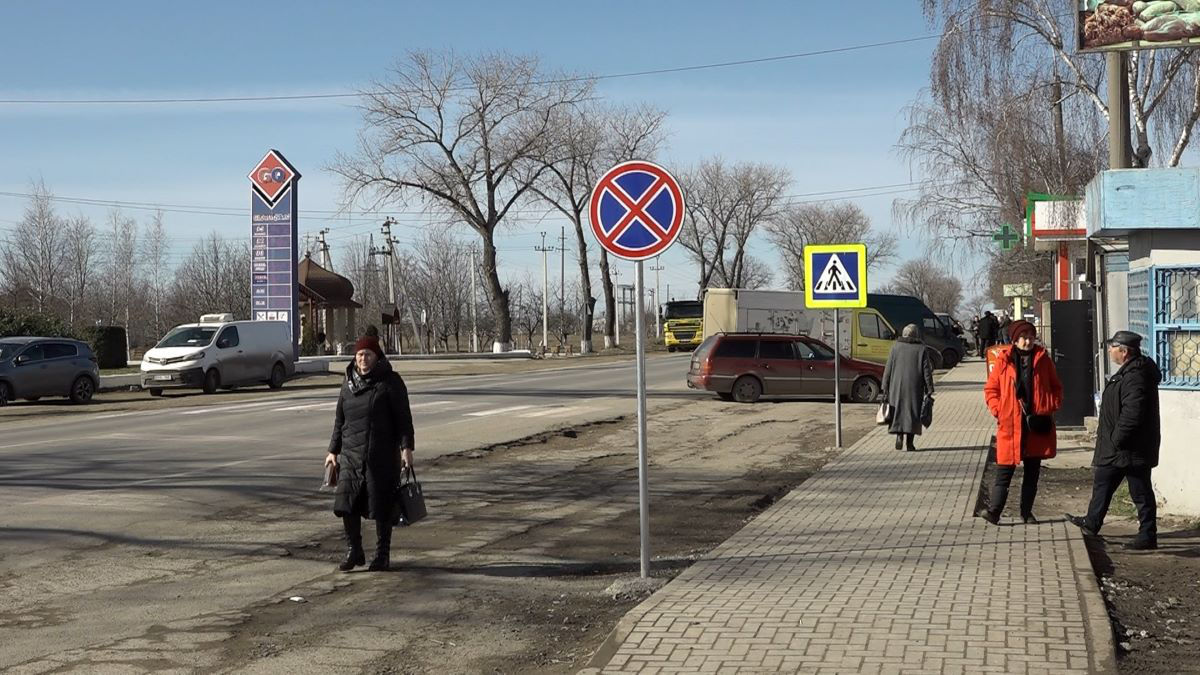 В Купчинь из-за установки дорожного знака на рынке в два раза упали продажи.