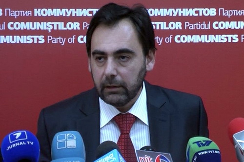 În replică deputatul PCRM a spus: „Singuri au inventat marșul de pe 7 noiembrie și singuri îl dezmint și se hlizesc”.