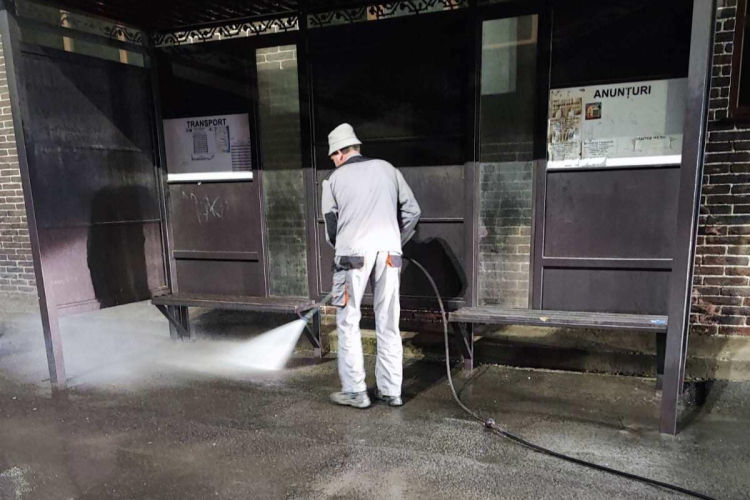 Trotuarele și stațiile de așteptare din Chișinău vor fi spălate.