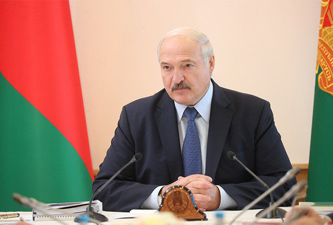 Лукашенко запретил руководителям нанимать любовниц на работу.