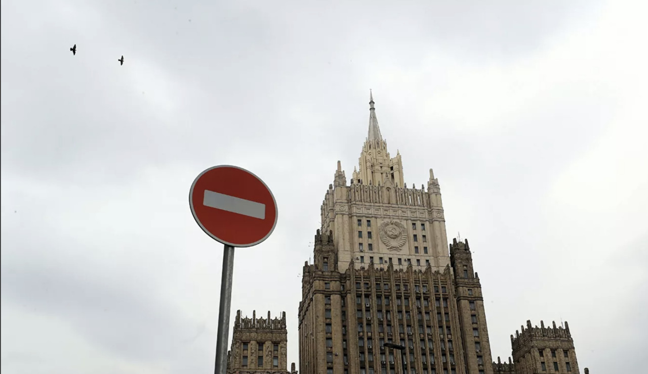 Россия объявила десять американских дипломатов персонами нон грата.