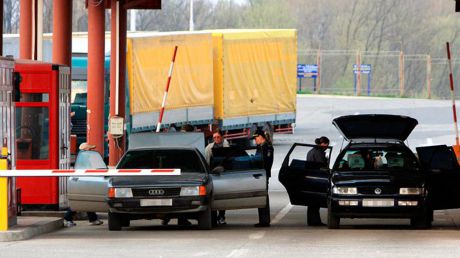 Moldoveanul îşi dorea mult să ajungă în Europa pentru a face bani pe seama mărfii ascunse în vehicul.