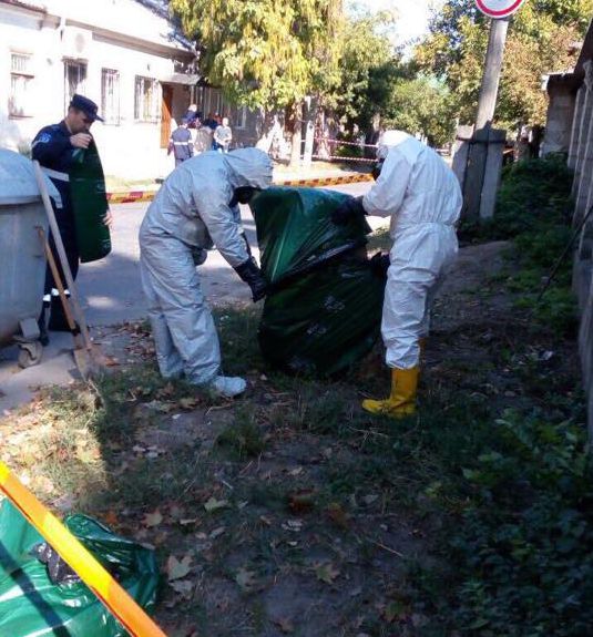 На одной из столичных улиц обнаружили химическое вещество.