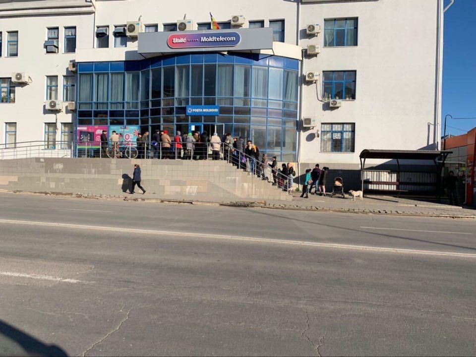 В разгар эпидемии коронавируса у почтовых отделений образовались длинные очереди.