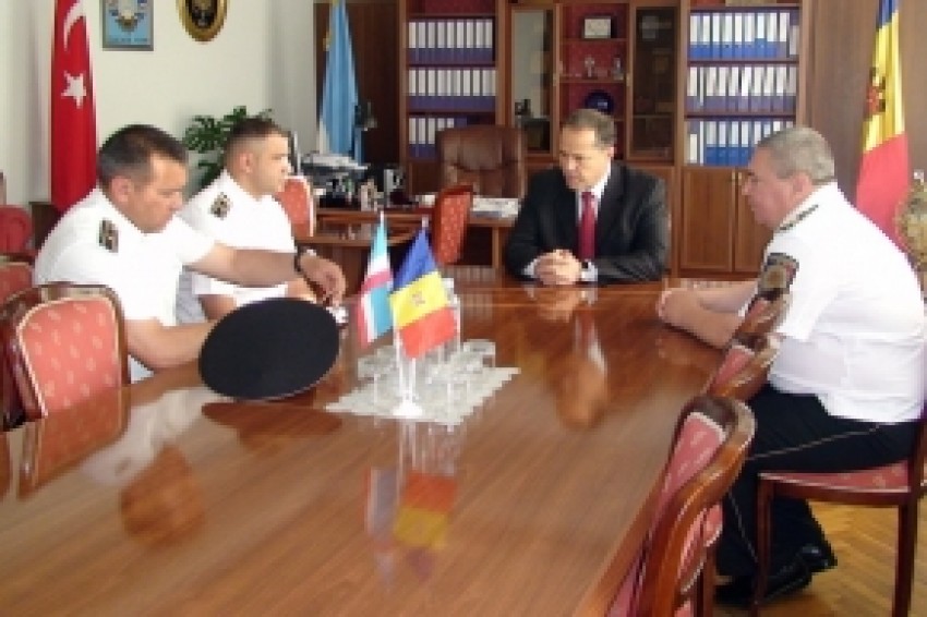 De asemenea, Formuzal vrea premii şi pentru voluntarii care au format echipe pentru a-l căuta pe fostul consilier