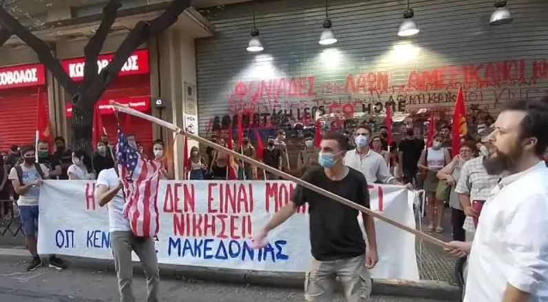 В Салониках протестующие сожгли американский флаг.