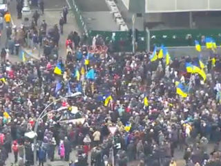 Protest la Kiev: Ciocniri violente între demonstranţi şi poliţie