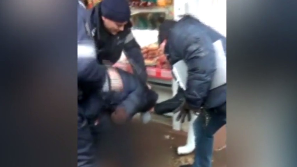 Fugarit si retinut de politisti pentru o tigara aprinsa in piata centrala. 
