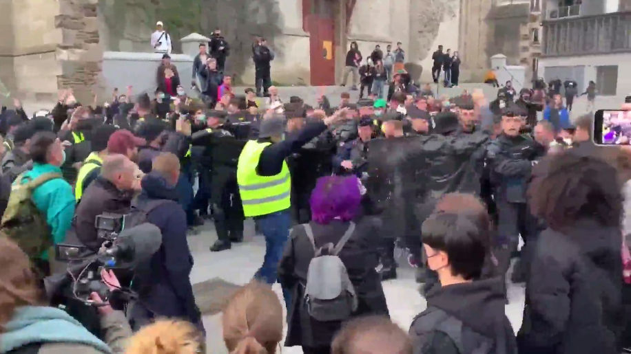 Акции протеста против итогов президентских выборов проходят в крупных городах Франции.