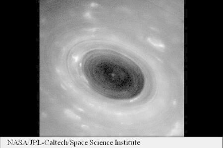 Fotografia se concentrează asupra unei furtuni uriașe care se propaga în straturile superioare ale atmosferei lui Saturn. 
