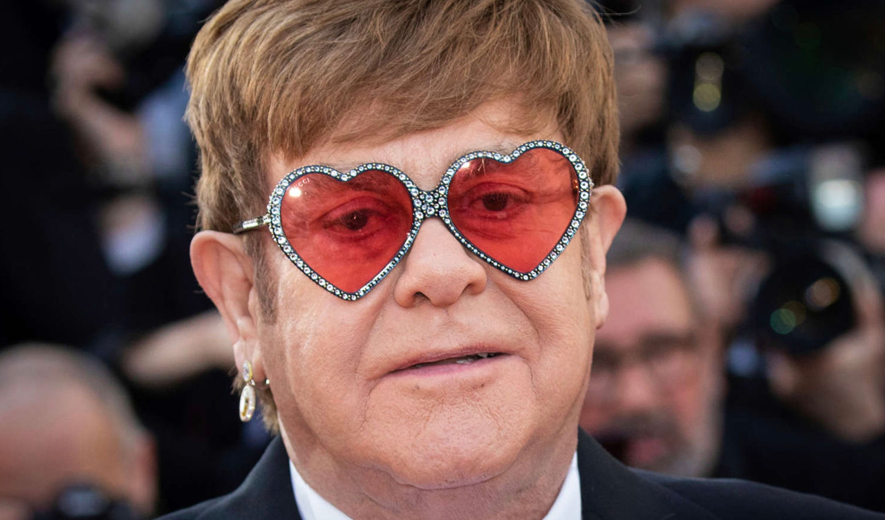 Cântărețul Elton John a orbit complet la ochiul drept din cauza unei infecții.