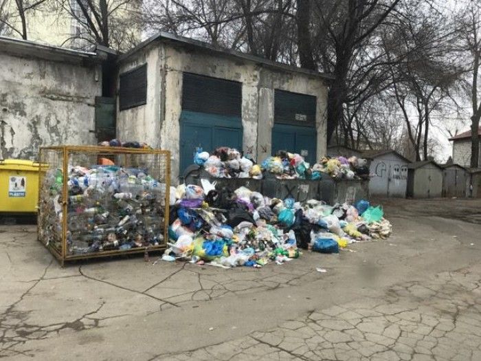 В субботу утром кишиневцы проснулись с кучами мусора у своих домовладений.