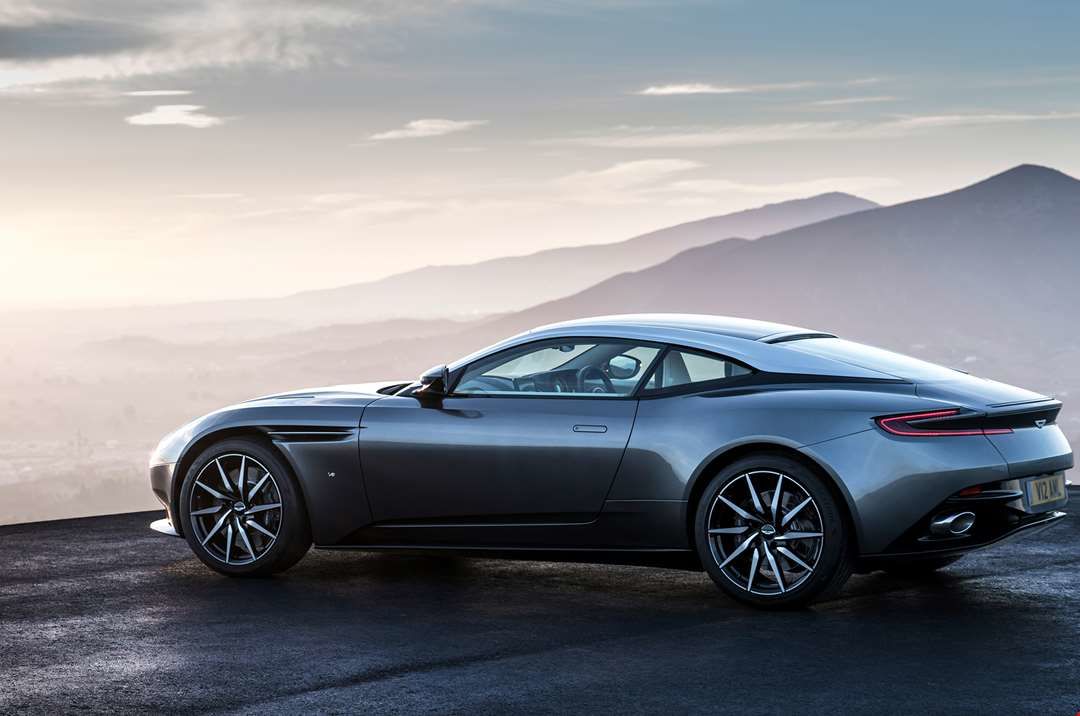 Aston Martin показала тизер нового суперкара.
