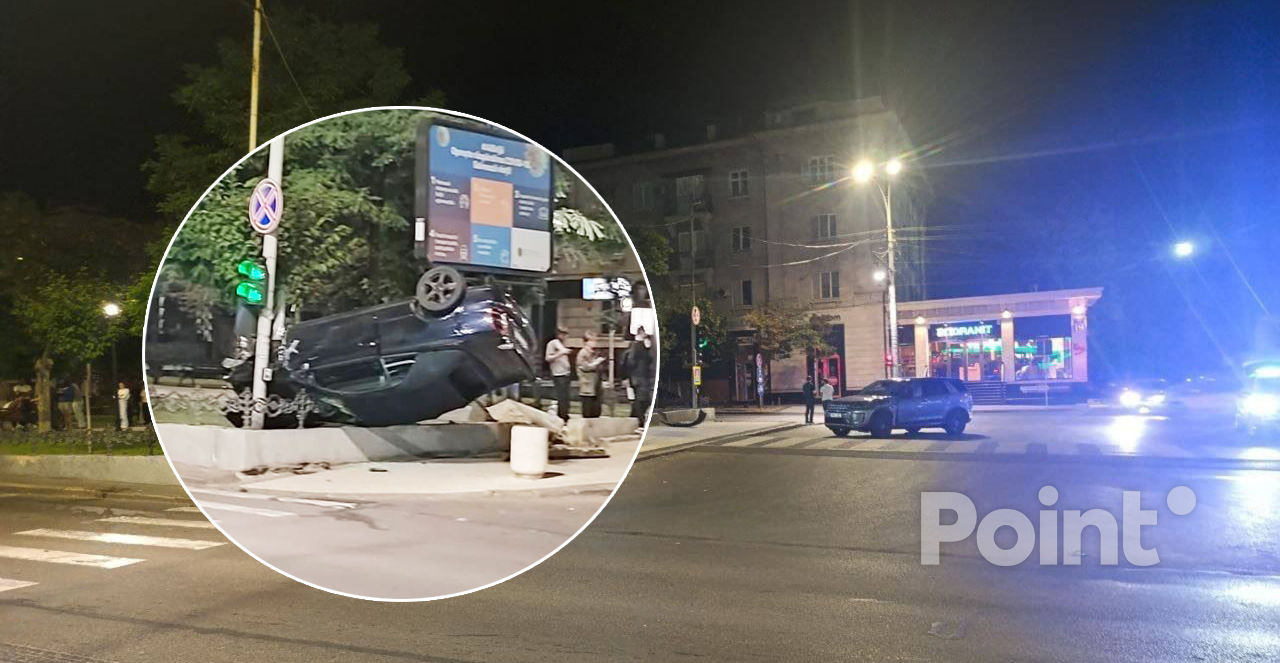 Șoferița unui Range Rover a provocat un accident în Capitală: Un Opel s-a răsturnat.