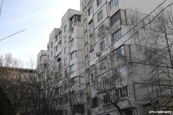 Un bărbat de 49 de ani a fost găsit mort lângă casa în care locuia, iar anchetatorii îl cred căzut de la balconul apartamentului său.