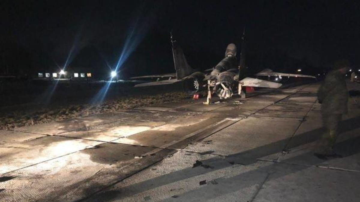 Под Киевом пьяный военный врезался на автомобиле в истребитель МиГ-29.