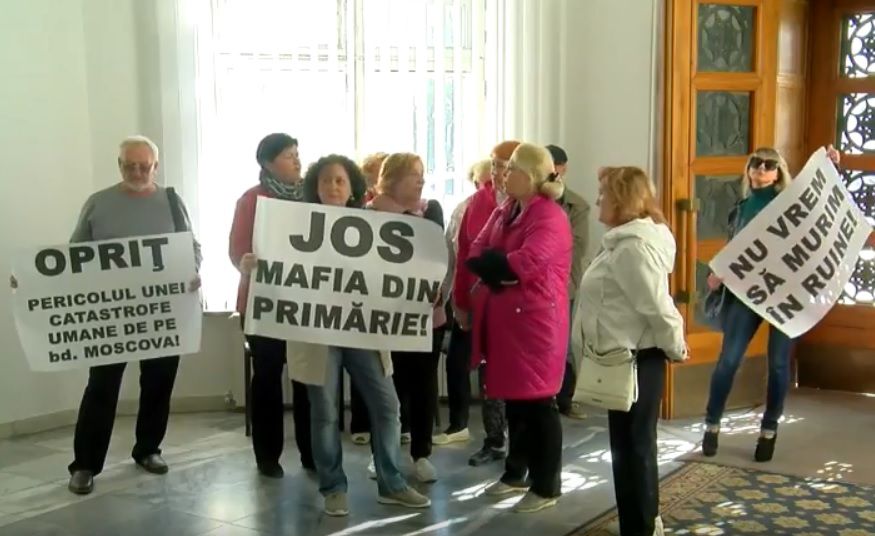 Местные жители выступили против строительства, мотивируя тем, что там сейсмоопасная зона.