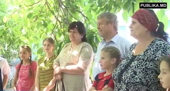 Родители получили стиральную машину, микроволновую печь и телевизор.