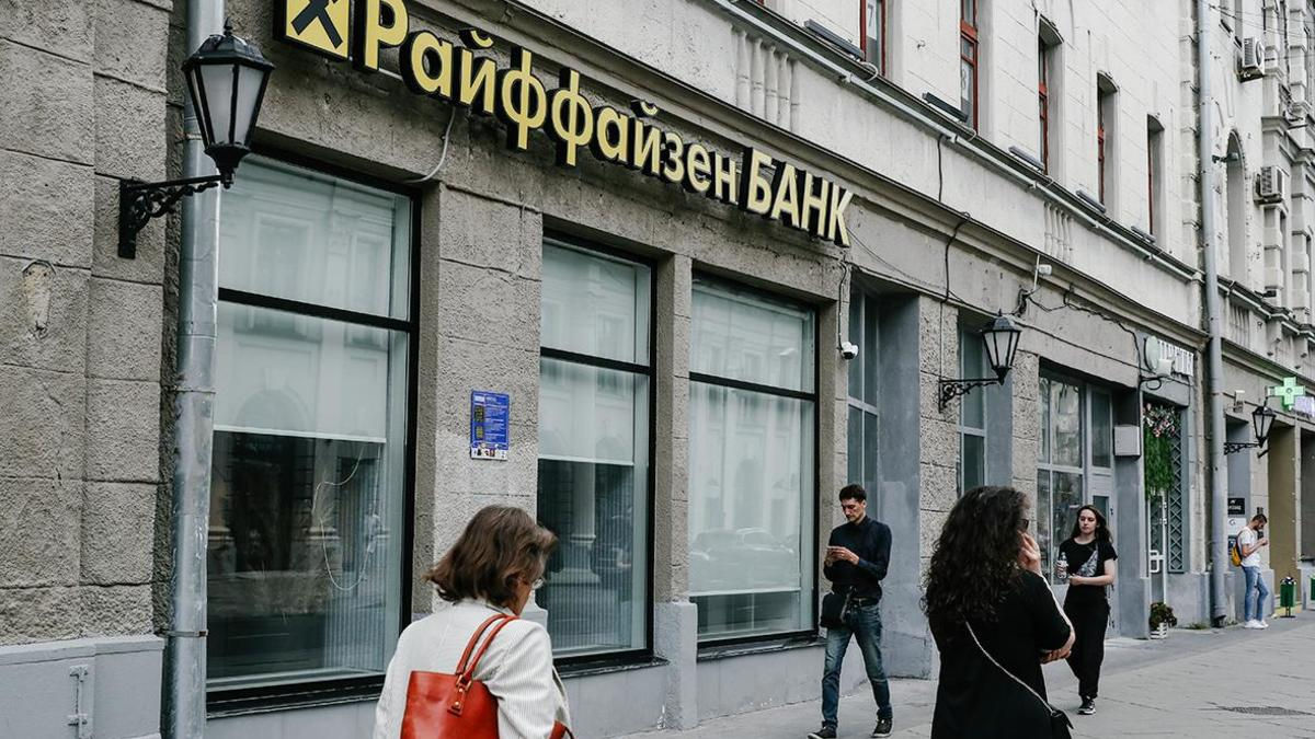 Raiffeisen Bank разместил более тысячи объявлений о вакансиях в России.