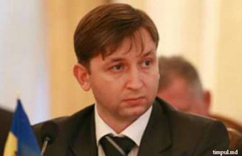  Fostul director al Serviciului de Informaţii şi Securitate (SIS), deputatul comunist Artur Reşetnicov, susţine că are dovezi că i se fabrică un dosar.