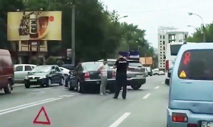 Два автомобиля столкнулись на Рышкановке.
