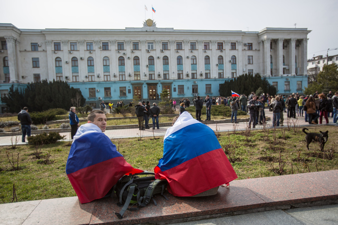 Участники пророссийского митинга у здания Верховного совета Крыма. Фото: Андрей Стенин/РИА Новости