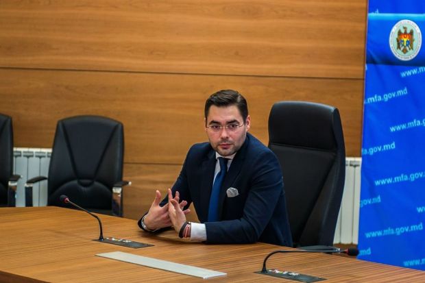 Viceministrul Afacerilor Externe și Integrării Europene, Iulian Groza, pleacă din funcție. Anunțul a fost făcut acum câteva minute pe o rețea de socializare.