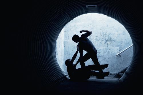 Un adolescent de 17 ani a fost agresat de prietenii săi cu care a chefuit într-un local din sectorul Botanica al capitalei.