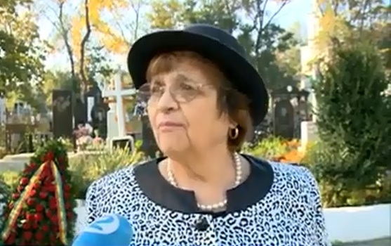 Семья жалуется, что уже давно готова  памятная стелла, но власти не позволяют установить её, потому что она слишком велика.