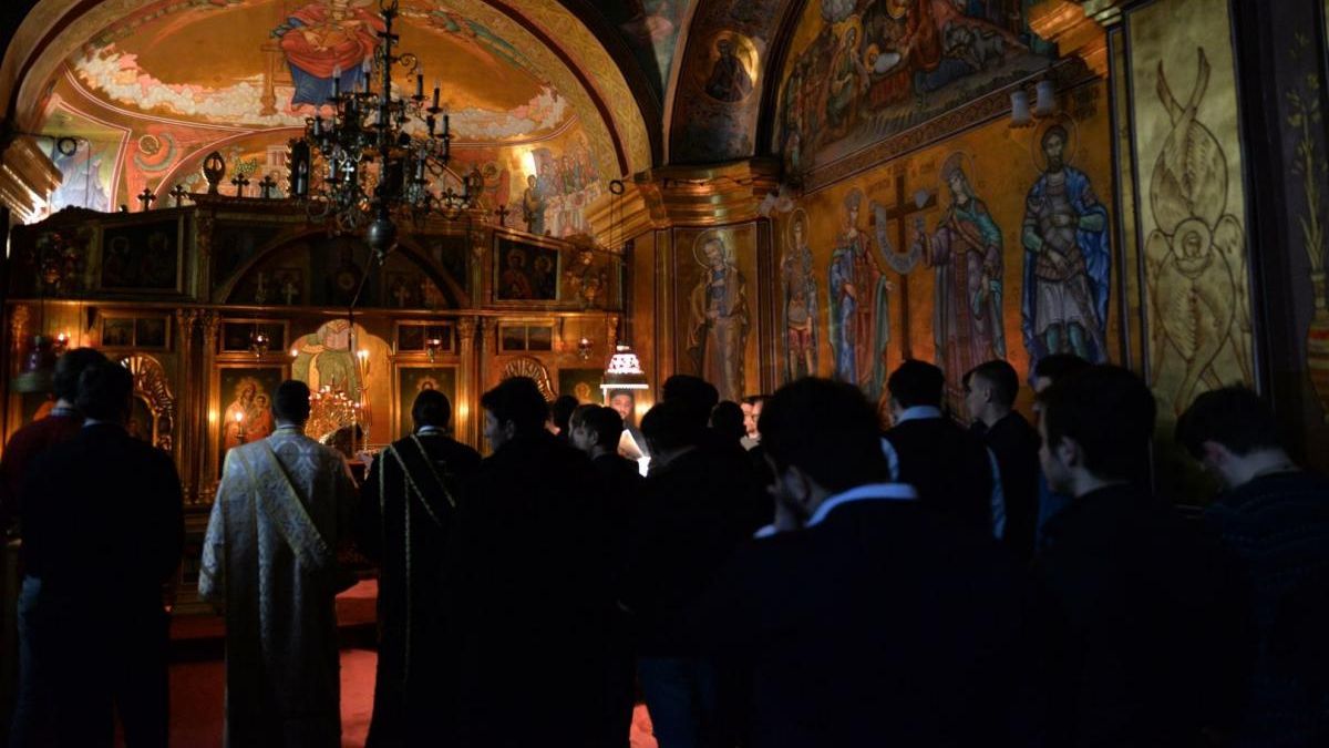 Кику: В некоторых церквях продолжаются службы вопреки запрету.