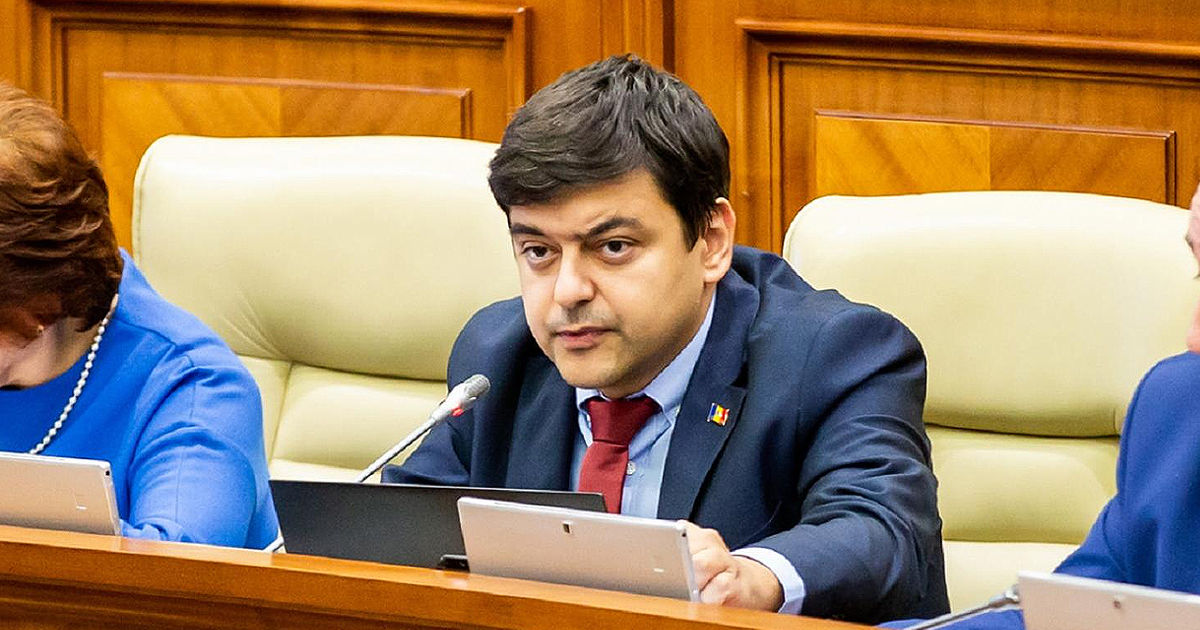 Вартанян попросил руководство страны прокомментировать мирные инициативы Трампа.