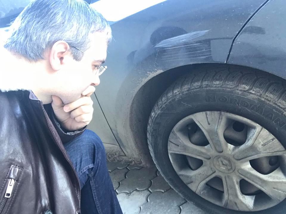Свой пост Сергей Сырбу сопроводил фотографией, на которой он внимательно рассматривает колеса машины.