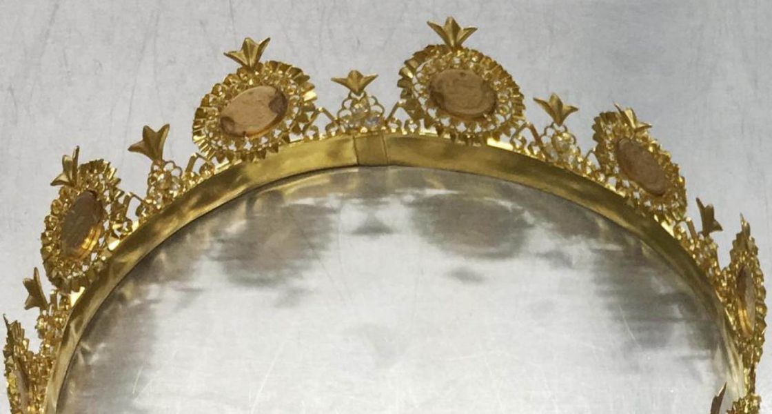 В аэропорту Дюссельдорфа у одного из пассажиров нашли золотую корону.