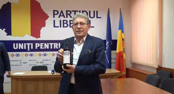 Ghimpu le-a oferit jurnaliștilor câte o sticlă de vin. Motivul