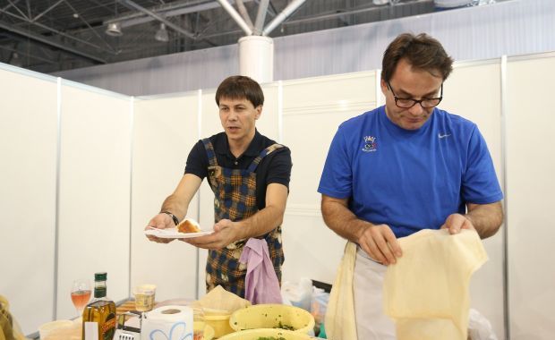 Primii care au gustat bucatele pregătite Efrim şi Păduraru au fost fiicele preşedintelui Comisieie Electorale Centrale.