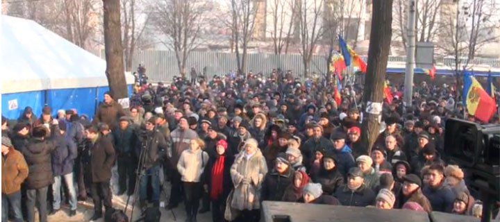 Сторонники «Нашей Партии» снова протестуют у парламента.