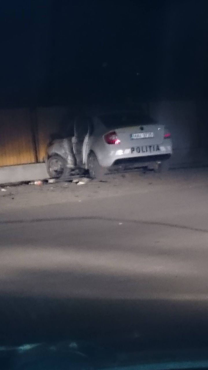 Полицейский автомобиль столкнулся с другой машиной и влетел в забор.